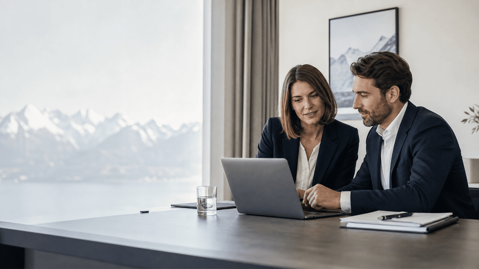Conseillers en assurance examinant la qualification de leads en Suisse